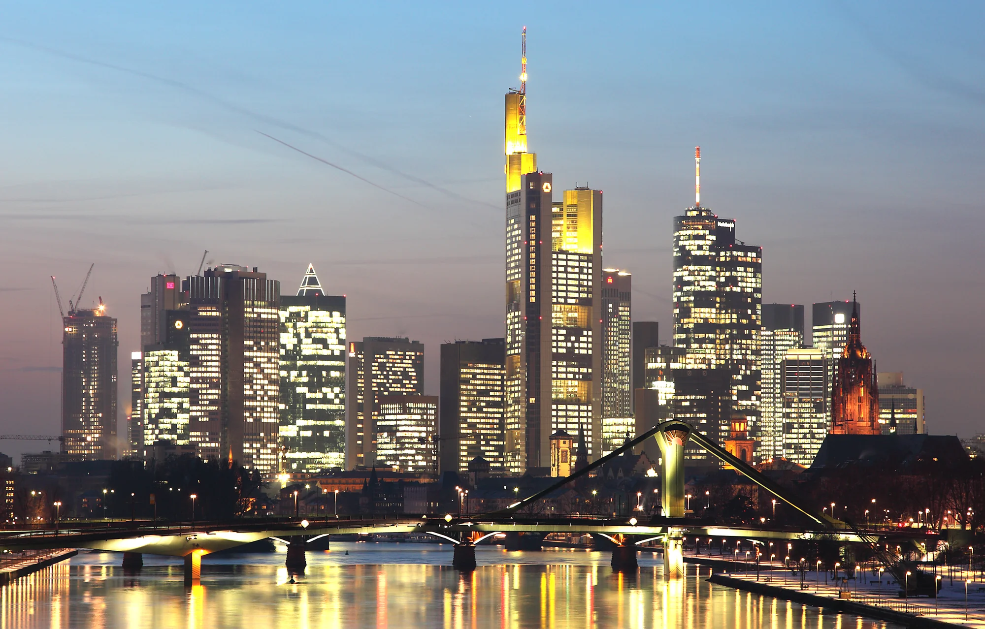 Frankfurter Skyline und Main mit beleuchteten Hochhäusern in Schwarz-Weiß