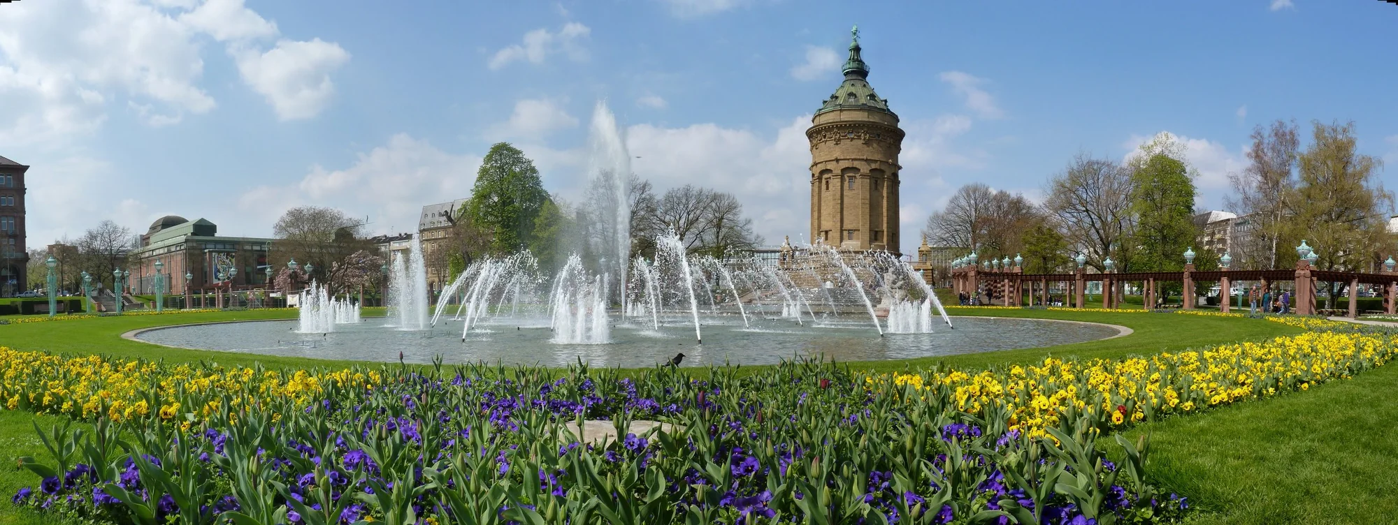 Schwarz-Weiß-Panorama des Mannheimer Wasserturms mit Brunnenanlage und Blumenbeeten